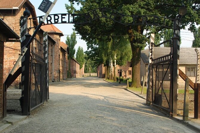 Auschwitz and Birkenau Round-Trip VIP Transport from Krakow - Tickets, the 5 to 7 hour cap, and how to plan your time