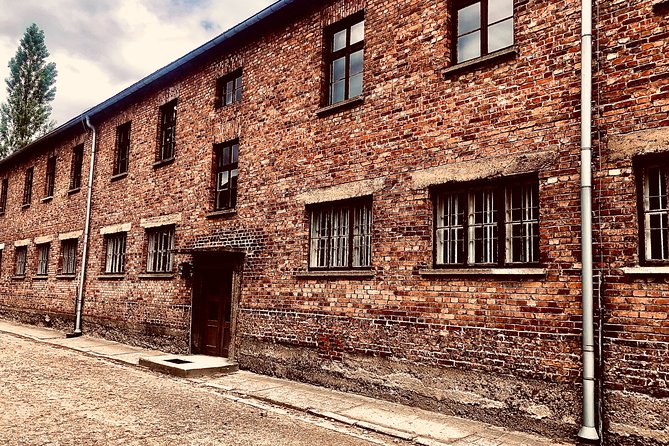 Auschwitz and Birkenau WITHOUT GUIDE private transport from Kraków - Auschwitz I free walking: freedom, but plan your focus