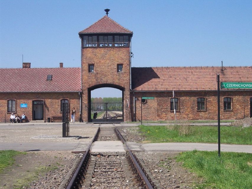 Auschwitz-Birkenau and Krakow Private Car Trip from Katowice - How the group size and headsets affect your experience