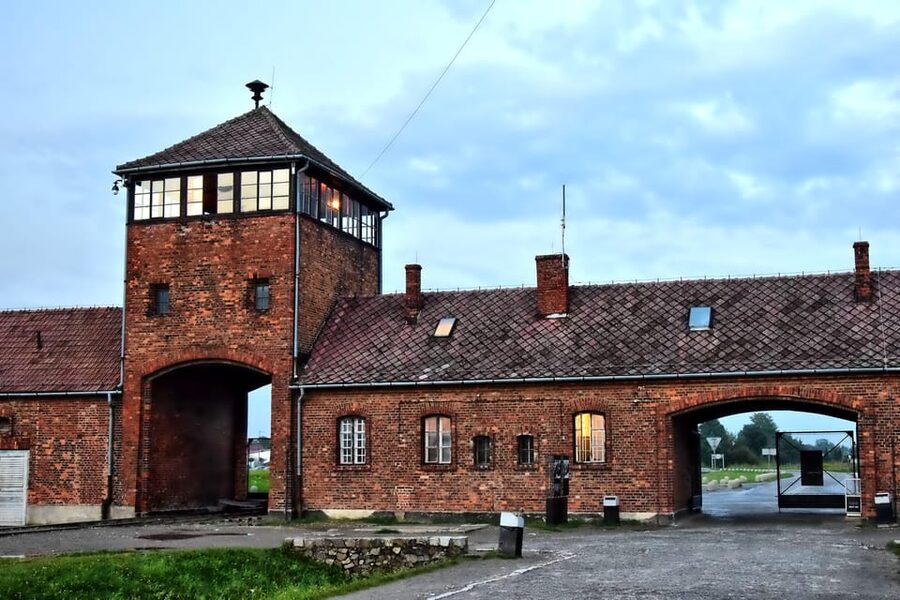 Auschwitz-Birkenau: Guided Tour and Skip-The-Line Ticket - The lunch break that also means a short logistics handoff