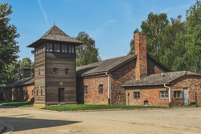 Auschwitz & Birkenau Live Guide Tour Entrance Ticket - The route: Auschwitz I to Birkenau in about 3 hours