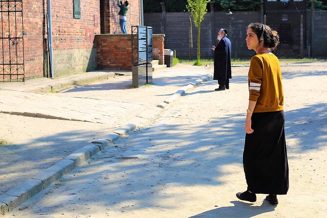 Auschwitz Birkenau: Live-Guided Tour with Transportation and Hotel Pickup - Entering Auschwitz I: why a guide makes the difference