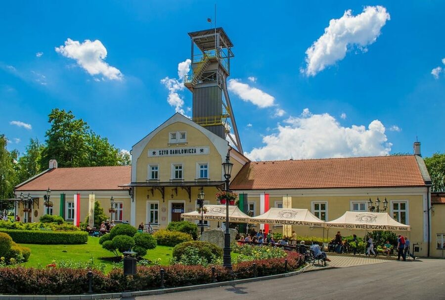 Auschwitz-Birkenau & Salt Mine Tour in One Day from Krakow - Getting dressed and packed without breaking the rules