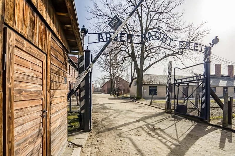 Auschwitz-Birkenau Skip-the-Line Guided Tour - The bus hop and Birkenau break: how the 15 minutes changes the visit