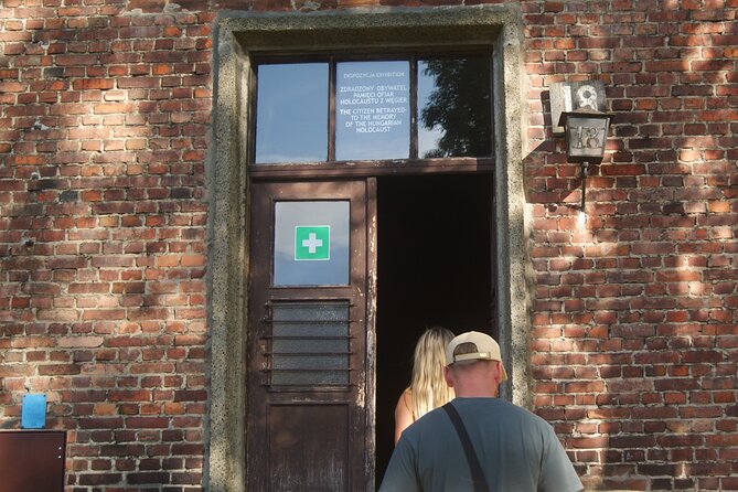 Auschwitz-Birkenau Tour with Transfer - The first break, coffee time, and what to expect before Auschwitz I begins