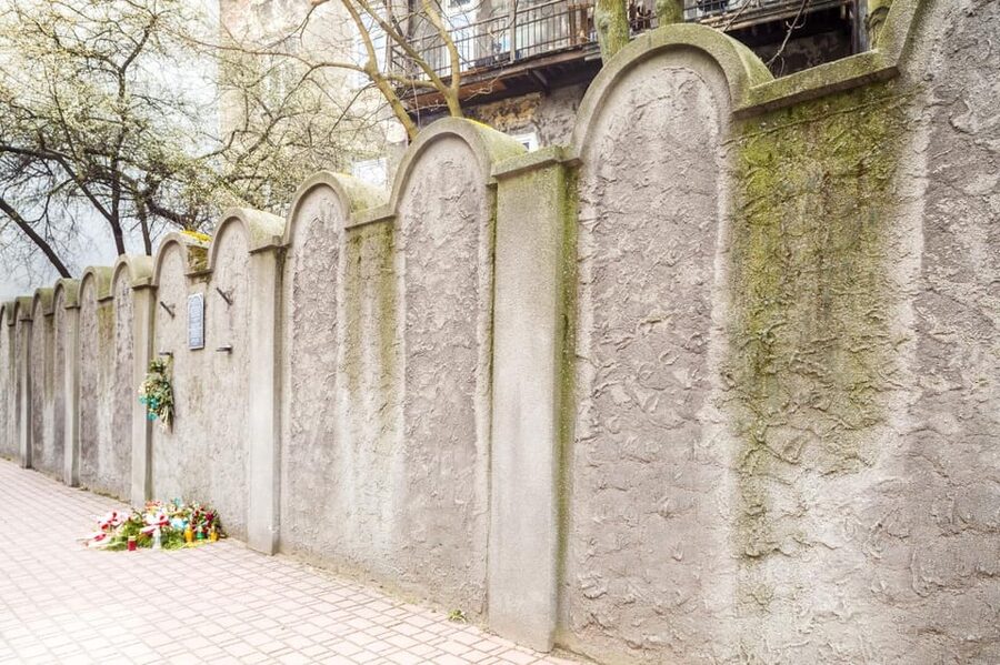 Cracow - Guided Tour of the Jewish Ghetto - The ghetto wall fragment: why a small piece matters
