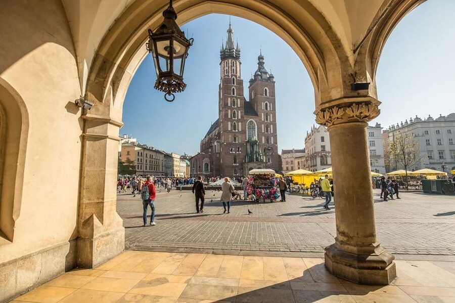 Cracow's Old Town sightseeing & St. Mary's Basilica Visit - Key highlights to look for