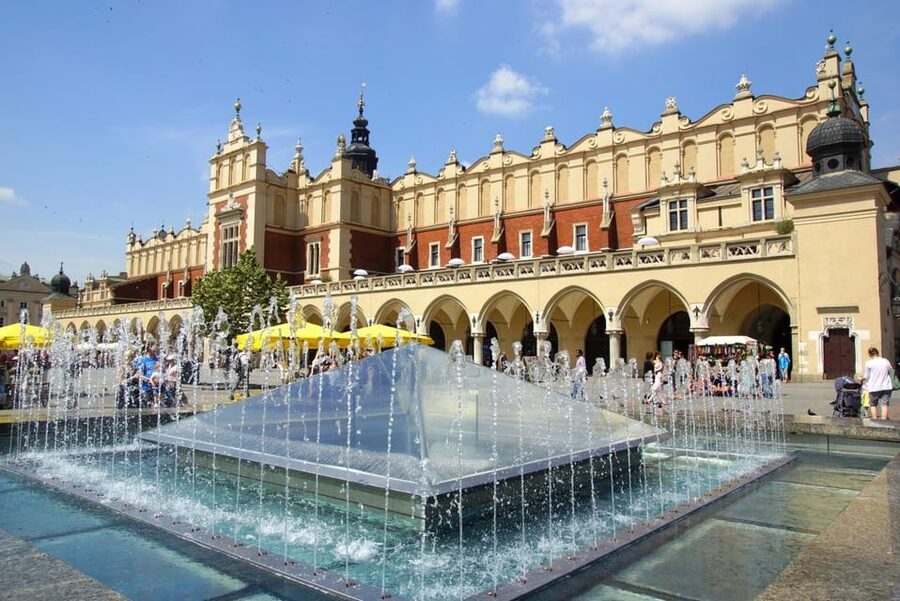 Cracow's Old Town sightseeing & St. Mary's Basilica Visit - Walking from Main Square to Market Square, Cloth Hall, and Jagiellonian University