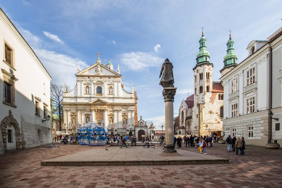 Cracow's Old Town sightseeing & St. Mary's Basilica Visit - Meeting at St. Mary Magdalene Square, find the guide fast