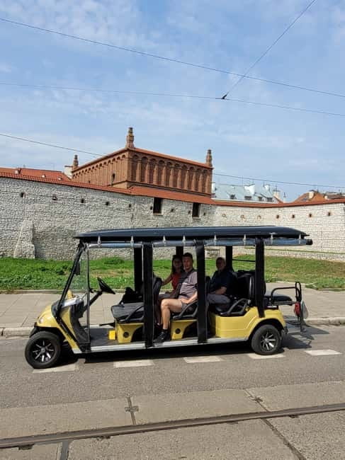 Cracow sightseeing tour by electric golf cart - The live driver and the audio guide setup