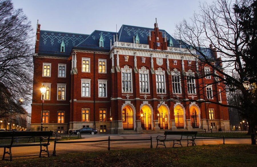 Creepy Krakow: 2-Hour City Walking Tour - Nightfall Turns Old Town Into a Story