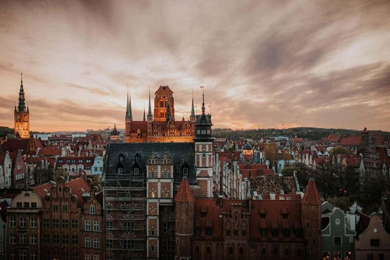 Dinner with a View – 7th Floor, Gdańsk Old Town - After dinner: the 8th-floor club night on Fridays and Saturdays