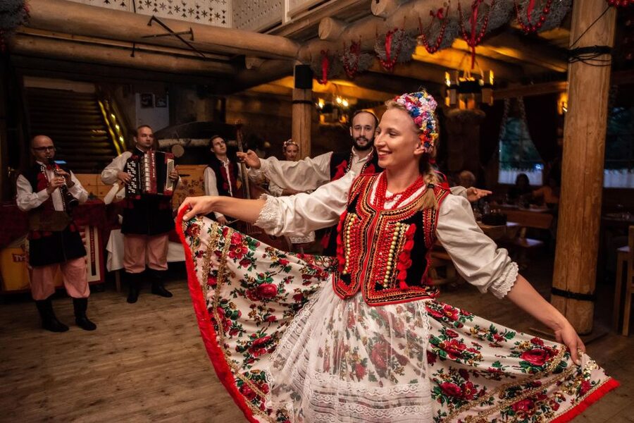 Evening Folk Show, singing, dancing and delicious food! - Key highlights you will care about