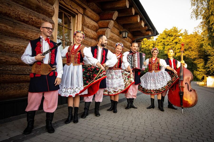 Evening Folk Show, singing, dancing and delicious food! - Arrival at Lake Kryspinów, welcome drinks, and how the first hour flows