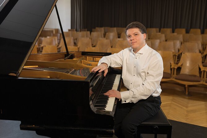 Everyday Chopin Concert at 7 PM with candlelight by the Castle - Reserved seats and small-room sound: your listening comfort