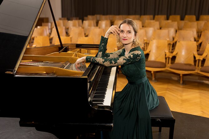 Everyday Chopin Concert at 7 PM with candlelight by the Castle - Stop 1 at 7:00 pm: what happens before the music