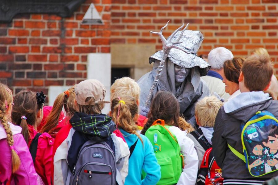 Family Tour of Krakow Old Town with Sweets Factory & Cruise - Choosing the 2 hour option: what you get and what you give up