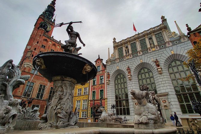 First Time in Gdańsk? Private Tour of Old Gdańsk’s Highlights - Mariacka Street and St. Mary’s Church, the postcard core