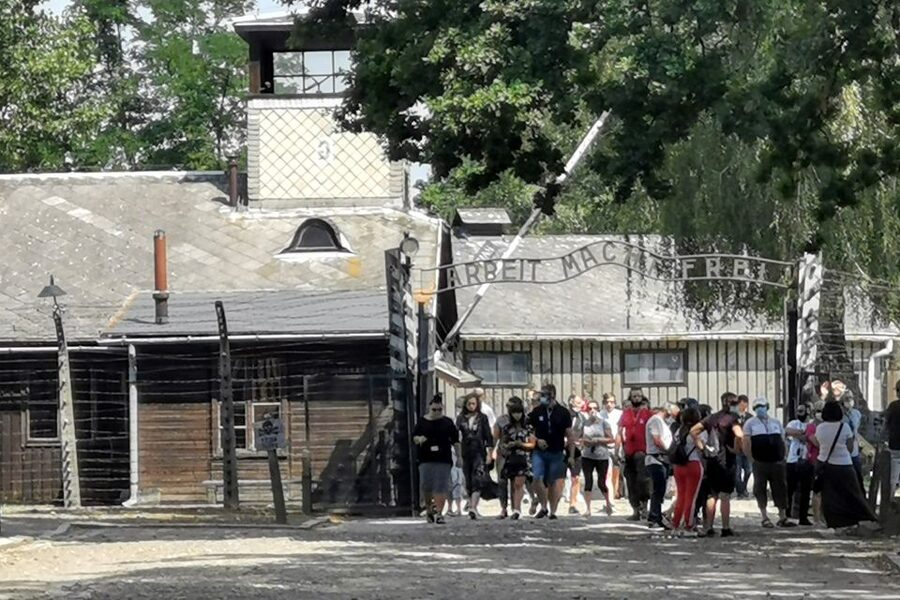 From Krakow: Auschwitz-Birkenau Camp Complex Guided Day Trip - Italian guide and optional audio: getting the context you need