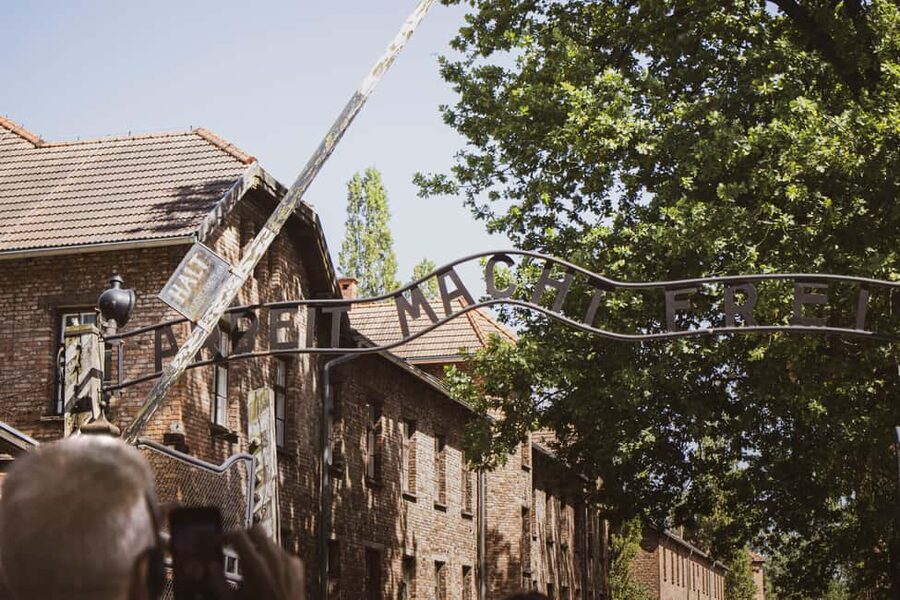 From Krakow: Auschwitz-Birkenau Guided Tour & Pickup - Auschwitz I: passing through the gate and walking the preserved camp
