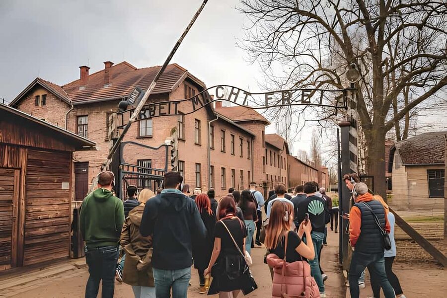 From Krakow: Auschwitz & Birkenau Guided Tour with Pick up - Getting from Krakow to Auschwitz I, without turning the day into chaos