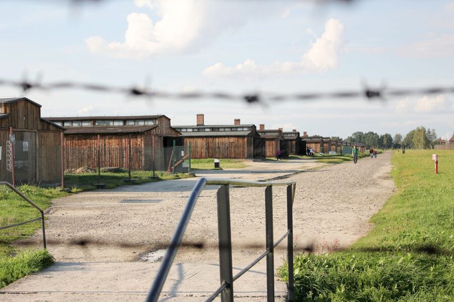 From Kraków: Auschwitz-Birkenau Memorial Guided Tour - Meeting point at Krakville, and why the small-group flow matters