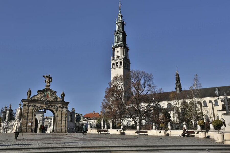 From Krakow: Częstochowa "Black Madonna" Day Tour - Skip the lines at Jasna Góra, then settle in with the live guide