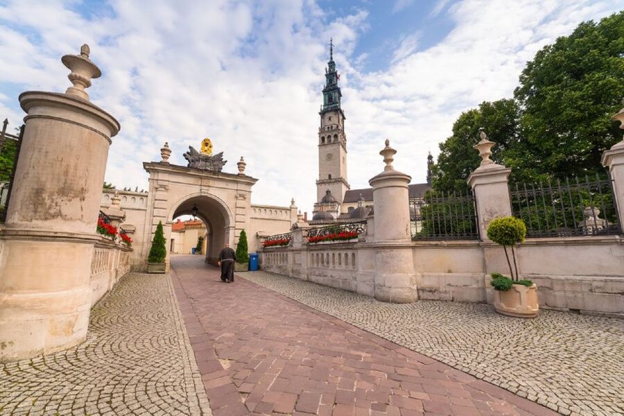 From Kraków: Częstochowa & Łagiewniki Pilgrim Sites Tour - Inside Łagiewniki: chapels, statues, and Sister Faustina relics