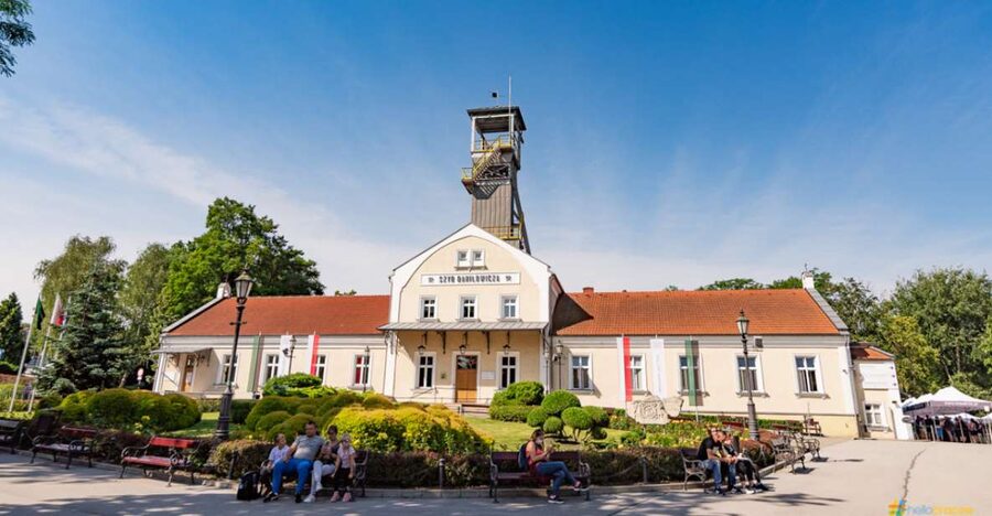 From Krakow: Guided Tour in Wieliczka Salt Mine - Why Wieliczka Salt Mine feels like underground art, not just a pit tour