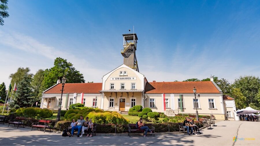 From Krakow: Guided Tour in Wieliczka Salt Mine - The 2.5-hour guided walk: what happens once you’re underground