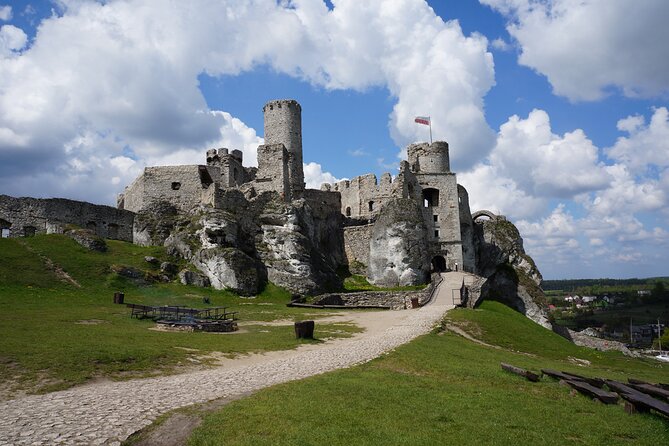 From Krakow: Ojcow National Park and Pieskowa Skala Castle - The Renaissance palace vibe at Pieskowa Skala Castle