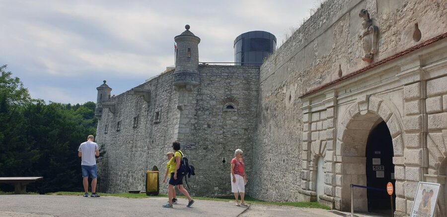 From Krakow: Ojców National Park & Ogrodzieniec Castle Tour - Pieskowa Skała Castle: preserved fortress time you can do at your own pace