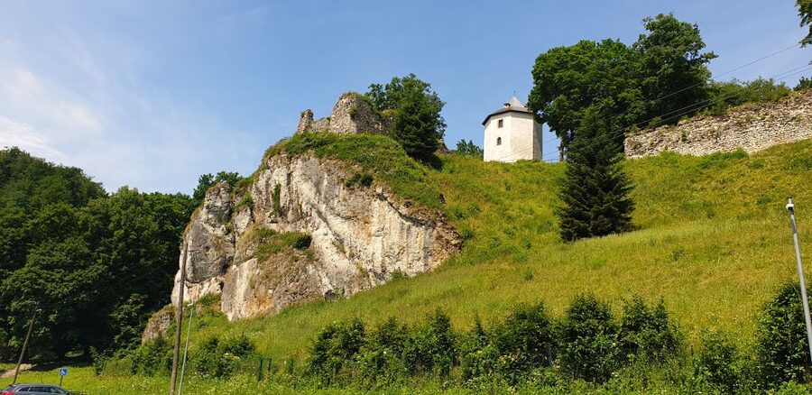 From Krakow: Ojców National Park & Ogrodzieniec Castle Tour - What to pack and how to handle weather at the Polish Jura