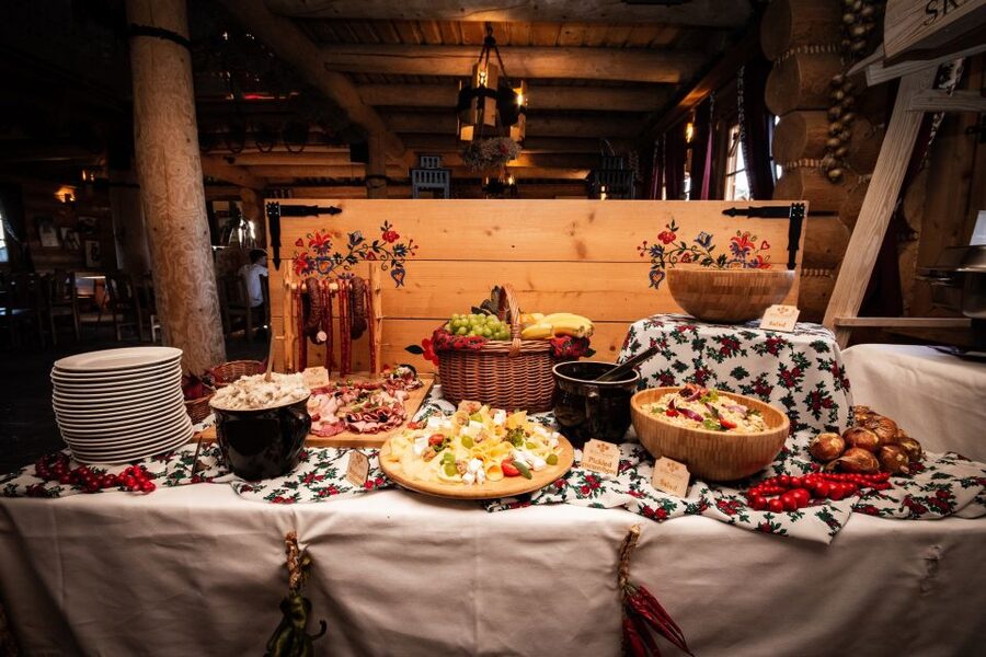 From Krakow: Polish Folk Show with All-You-Can-Eat Dinner - Where Lake Kryspinów meets Polish folk show energy