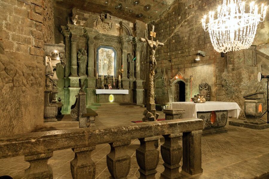 From Krakow: Wieliczka Salt Mine Tour with Guide - The descent and the first reality check: stairs and temperature