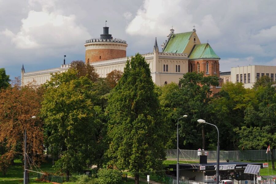 From Warsaw: Lublin and Majdanek State Museum Day Tour - Old Town strolls and the Krakow Gate promenade