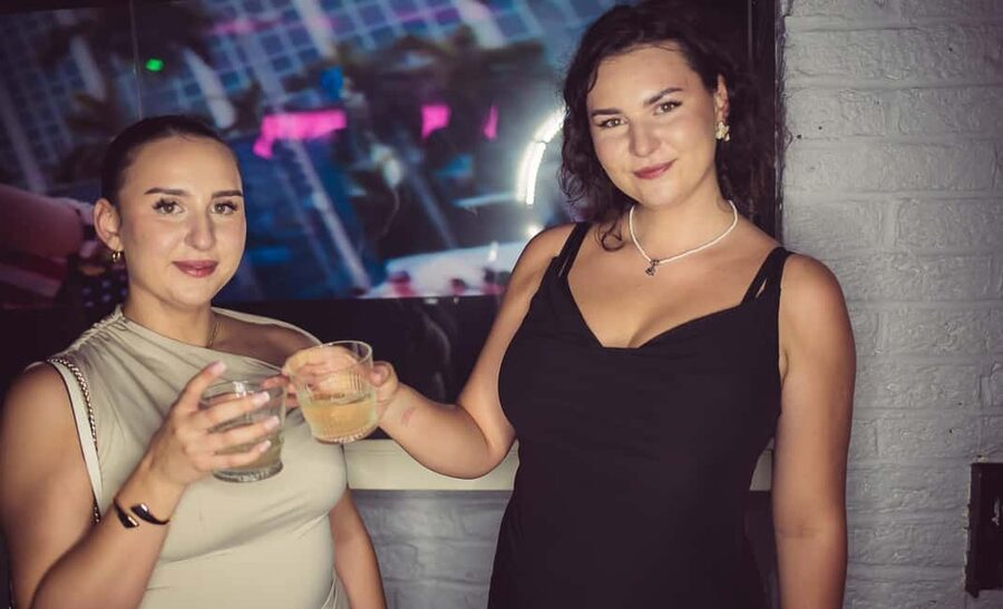 Fun explorers pub Crawl with 1 hour open bar and 3 VIP clubs - Your 1 hour open bar: what it is really for