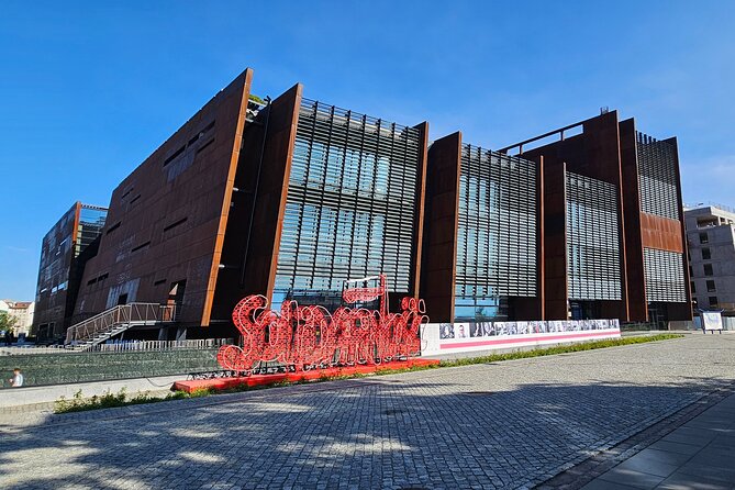 Gdansk European Solidarity Centre Guided Tour - Where the tour starts: the 1970 shipyard workers monument