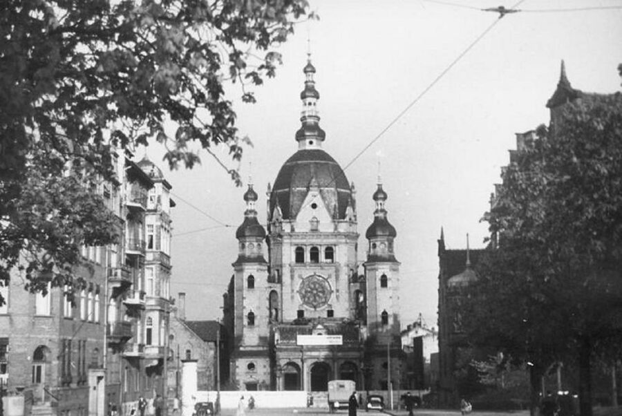 Gdansk: Jewish Heritage Guided Private Walking Tour - Meeting your guide, then getting moving without fuss
