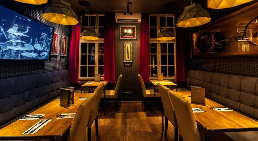Gdansk: Legendary Burger and Zywiec Beer at Hard Rock Cafe - Legendary Burger and large Żywiec beer or soda, what you get and how to order smart