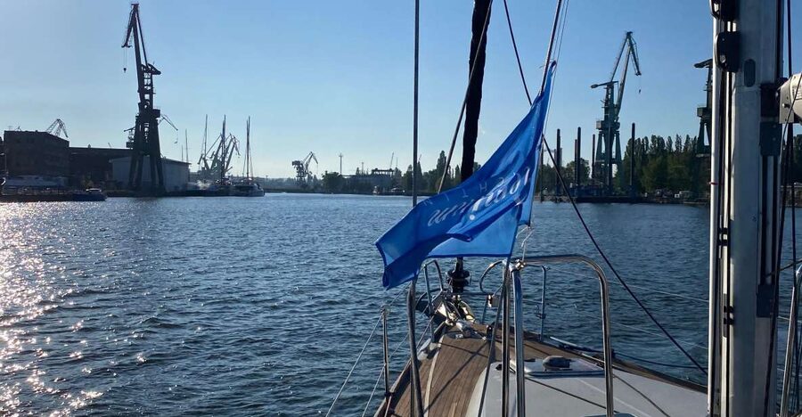 Gdańsk: Motlawa and Port yacht cruise with Welcome Drink - Yacht comfort details that actually matter on a 50-minute ride