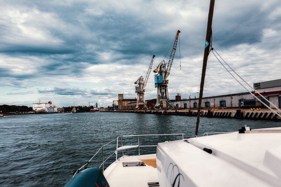 Gdańsk: Motlawa and Port yacht cruise with Welcome Drink - Shipyard repair views: the industrial artistry of boats