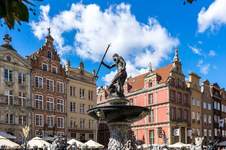 Gdańsk: Old Town Private Walking Tour with Legends and Facts - Wyspa Spichrzow and Olowianka: Motława River Islands and Trade Warehouses