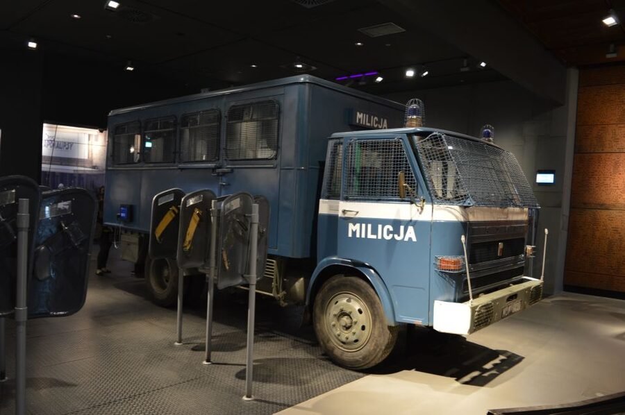 Gdansk: Private Communism Tour with Solidarity Center Museum - Guides, languages, and how the storytelling lands