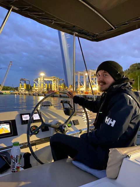 Gdansk: Scenic Evening Yacht Cruise with Welcome Drink - Remontowa Shipyard and the story behind Solidarity