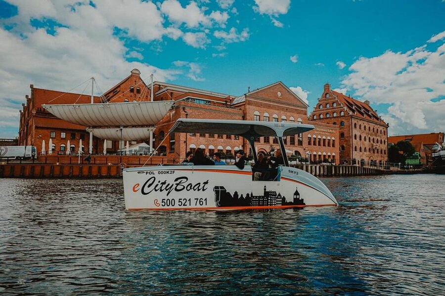Gdańsk: Sightseeing EcoCruise around the Old Town of Gdansk - The Museum of Second World War: an important landmark with context