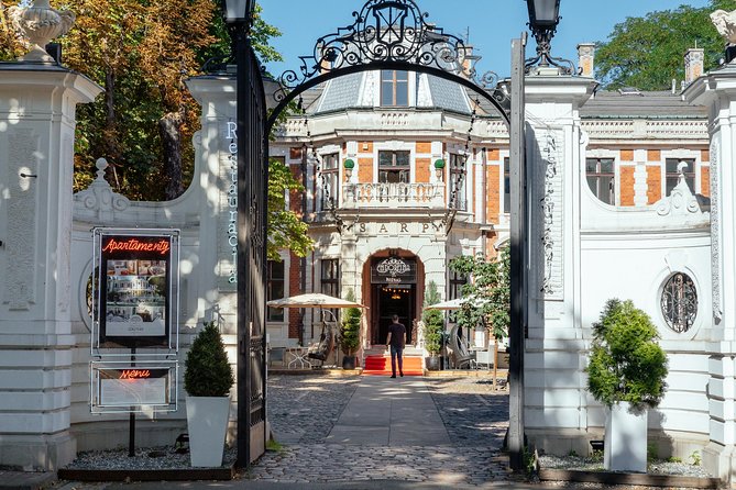 Highlights & Hidden Gems With Locals: Best of Warsaw Private Tour - Park Ujazdowski and Lazienki: gardens plus a surprising local story