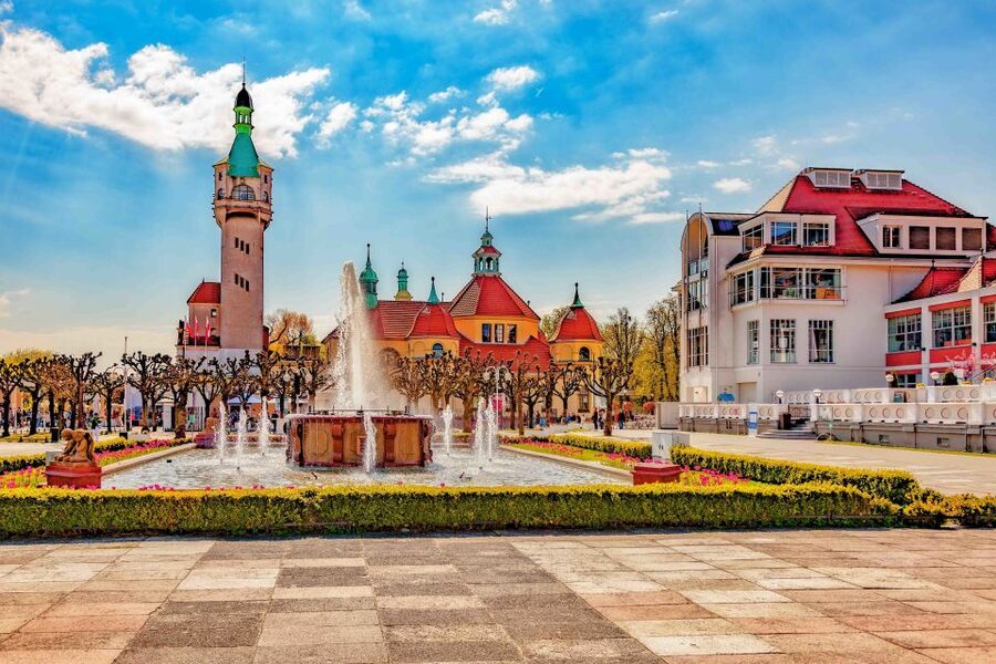 Highlights of Gdańsk, Gdynia and Sopot 1-day Private Tour - Sopot seaside highlights: Krzywy Domek and Kuracyjny Square