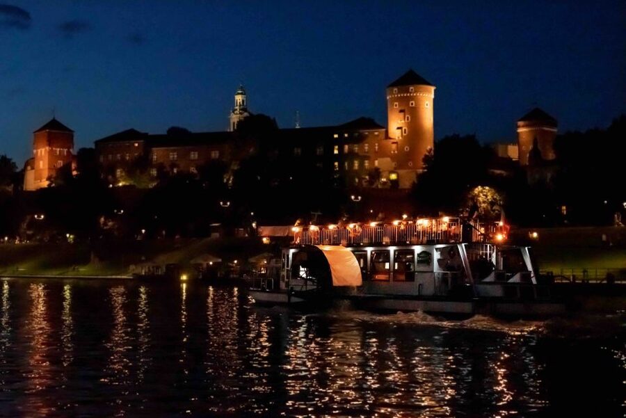Krakow: 1-Hour Evening Vistula River Cruise - What you can buy onboard, and how people handle snacks