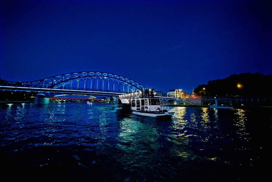 Krakow: 1-Hour Evening Vistula River Cruise - Manggha Centre and the bridges of the mid-river route